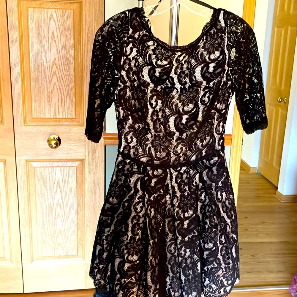 Nwt gorgeous fit and flare dress, size  4.  Black lace with a white lining.